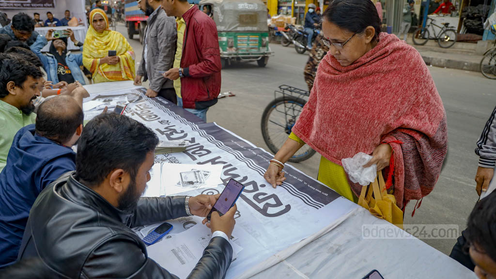 1 জয়দেবপুরে দোয়াত-কলম মার্কার ভোটার স্লিপ বিতরণ