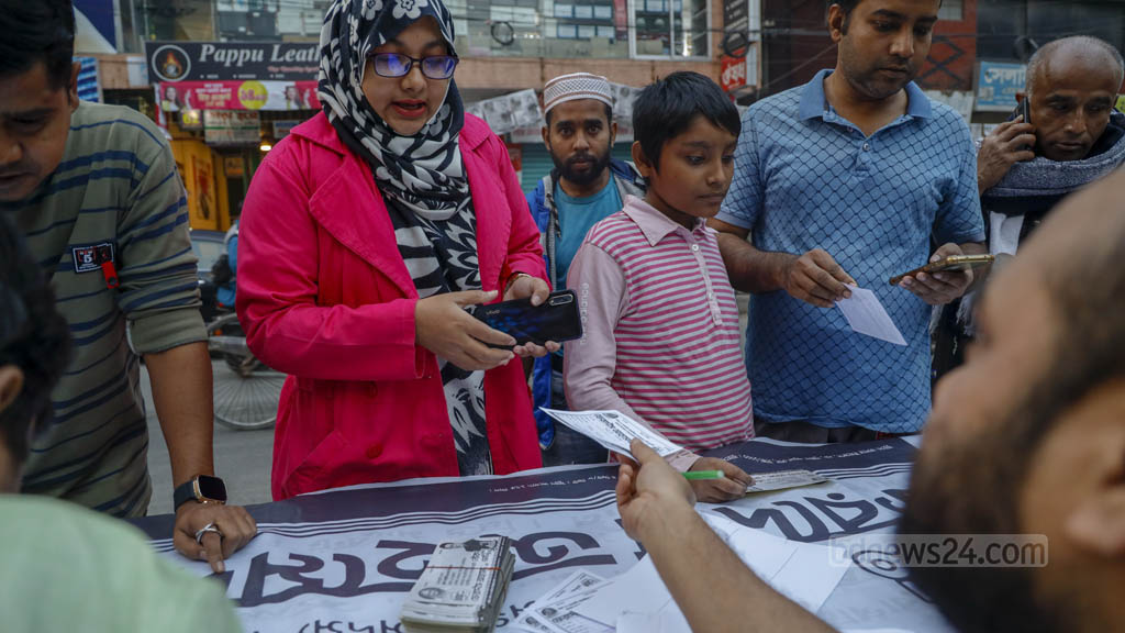 2 কয়ারপুরে দোয়াত-কলম মার্কার ভোটার স্লিপ বিতরণ